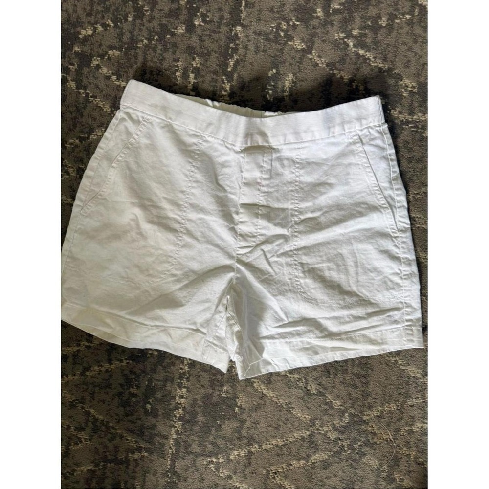 Crisp white shorts with a tailored front. Side pockets for easy storage. Ligh... - Picture 1 of 5